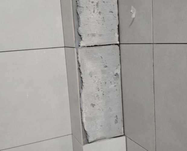 莱芜市瓷砖空鼓维修公司分享下瓷砖施工前基层浇水润湿程度不足，可能导致以下问题